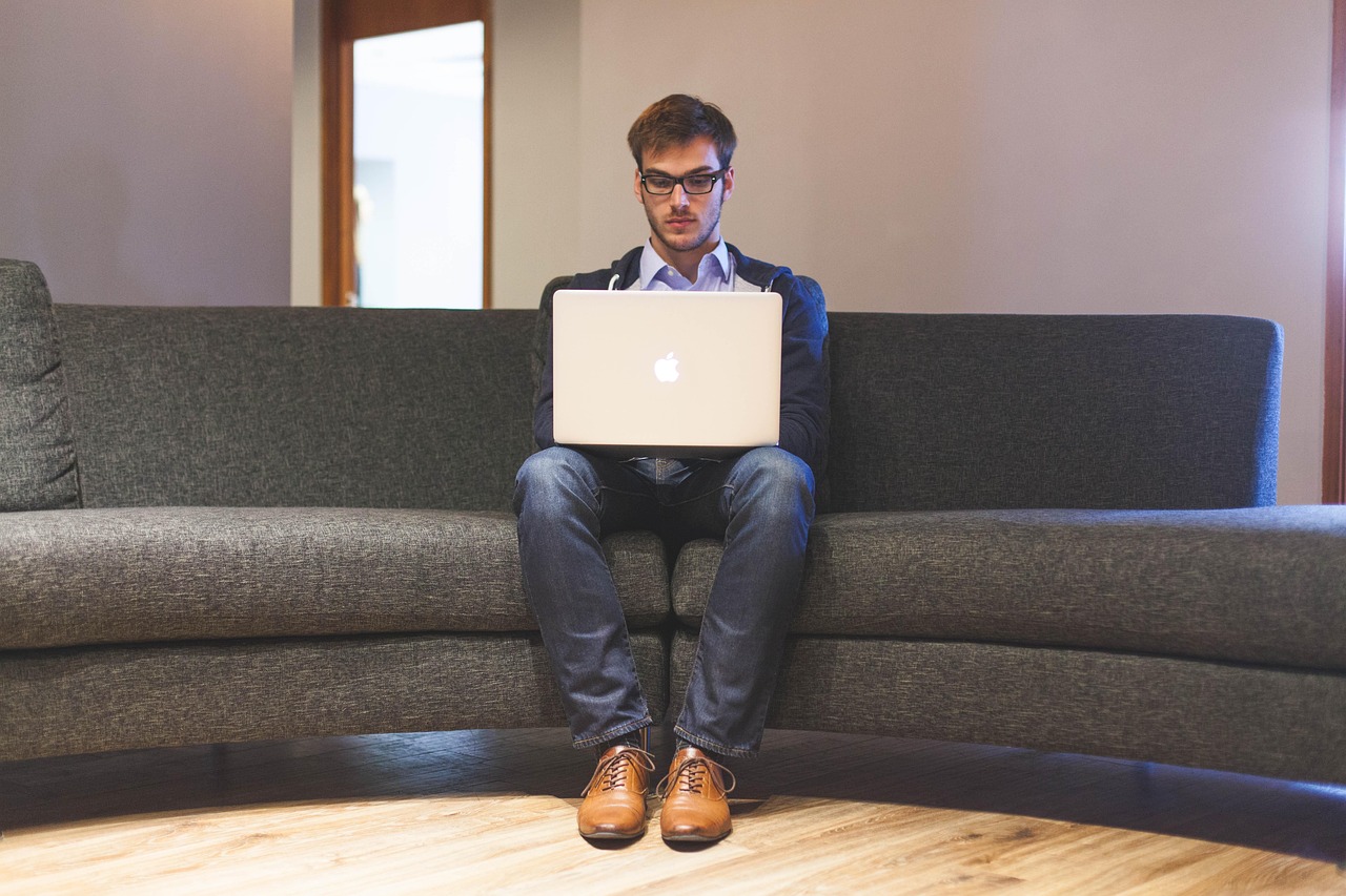 4 benefits of opening an online savings account