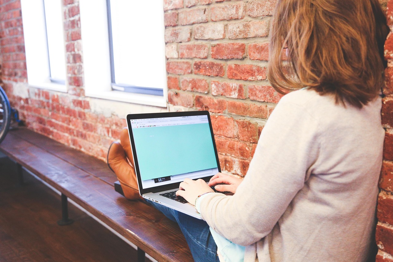 Student, typing, keyboard — How to Build Credibility in Journalism ?