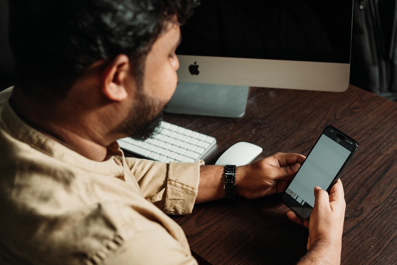 Man, smartphone, social media — Why the Car Parts Dropship Industry is Booming