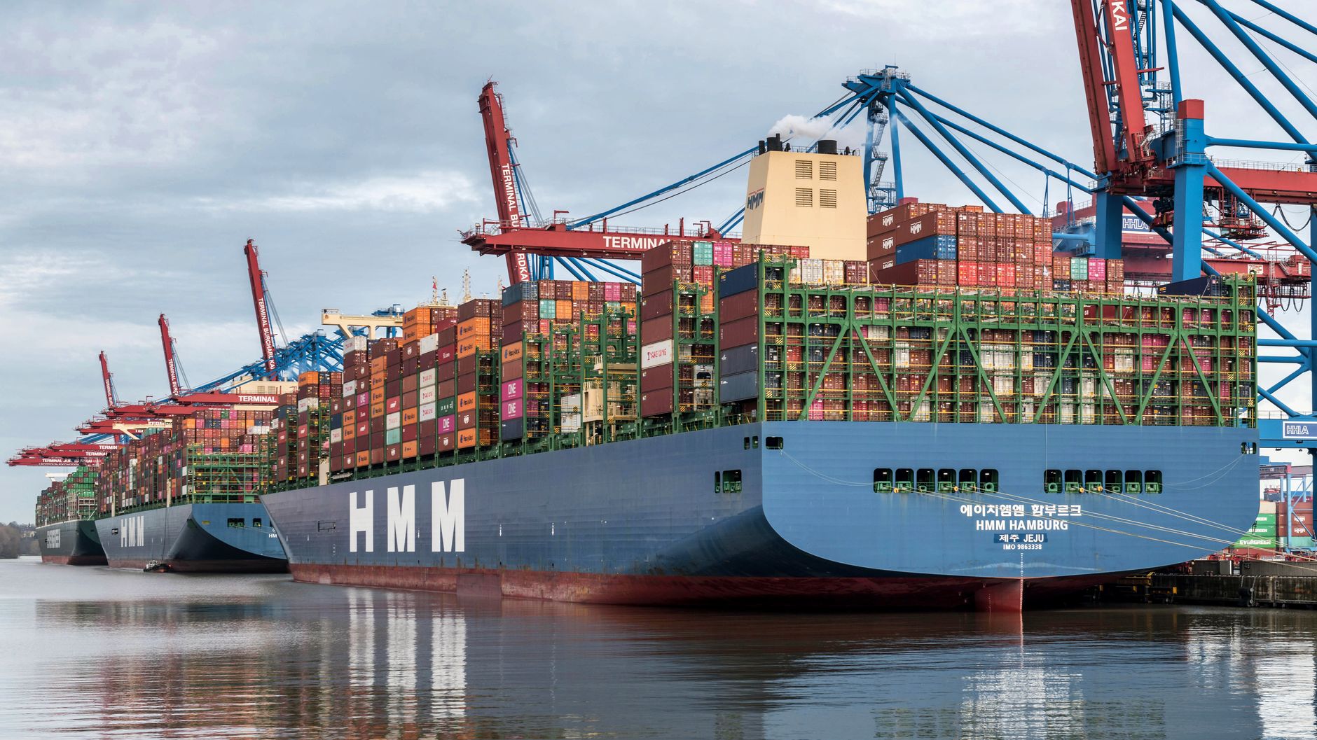HMM container ship investment: Is it Worth the Risk?